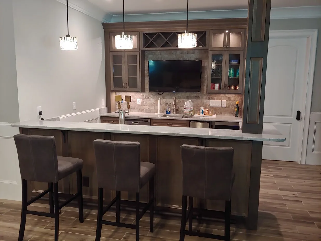 Custom home wet bar built by Edgewood Cabinetry